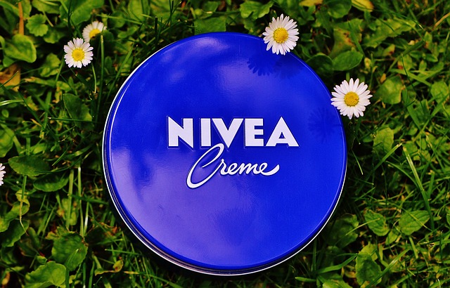Nivea v trávě